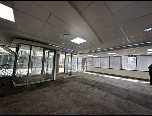 1,700M² OFFICE TO LET IN WOODMEAD